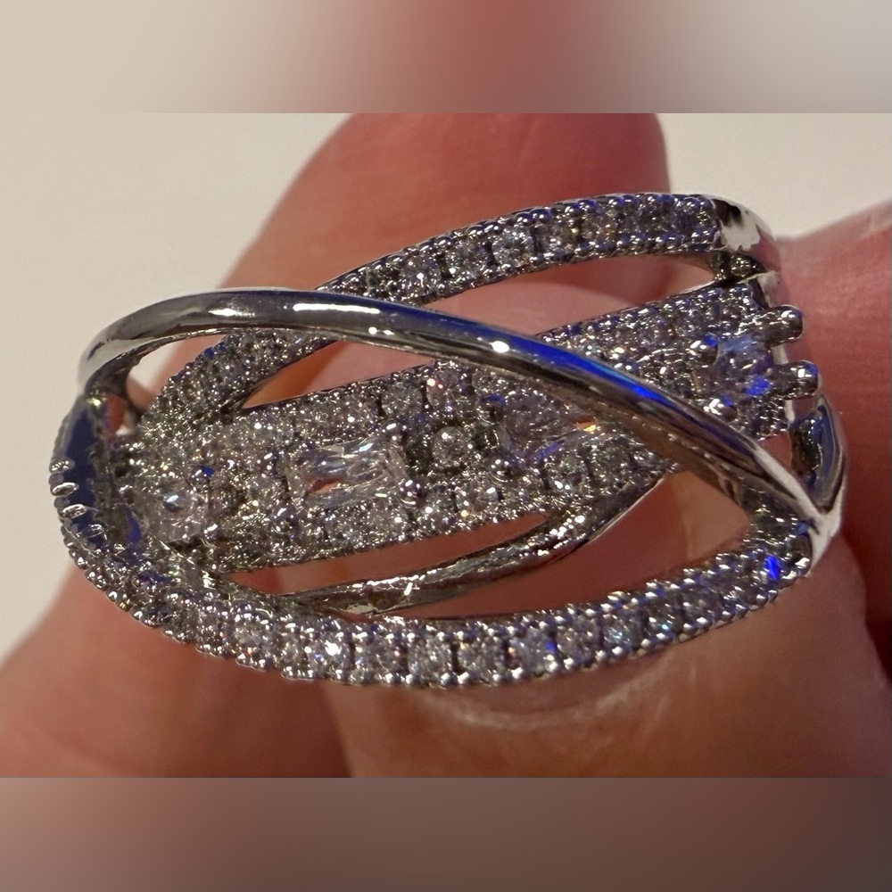 🆕 Dazzling Silver Women's Ring with Crystals
